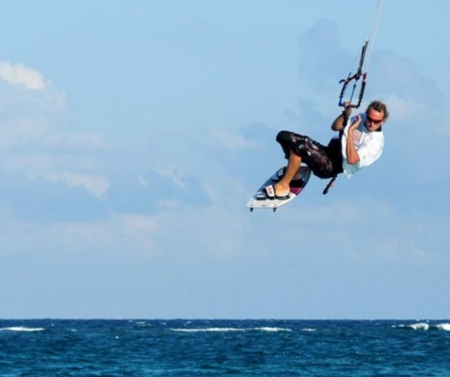  Springendes Kitesurfen 